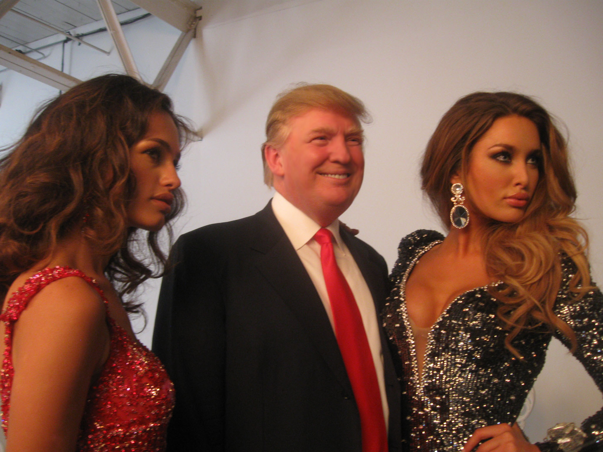 donaldphotoshoot05 - Donald Trump & Exotic Beauties Take Center Stage